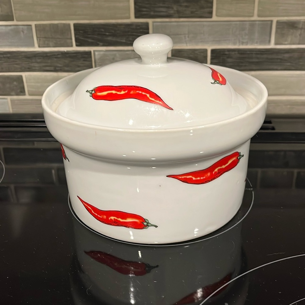 Vintage Cordon Bleu Chilli Peppers 1 qt. Casserole dish Stoneware White & Red
